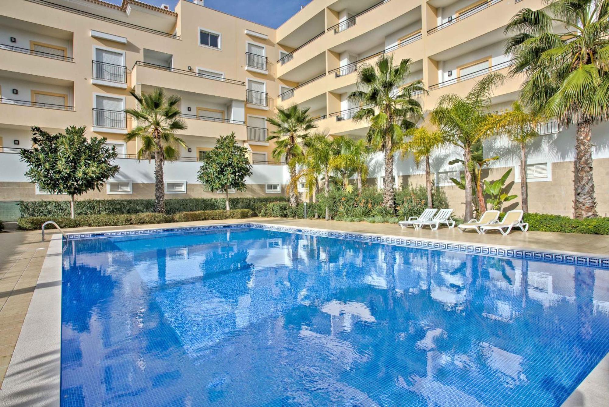 Palm Tree With Pool By Homing Apartment